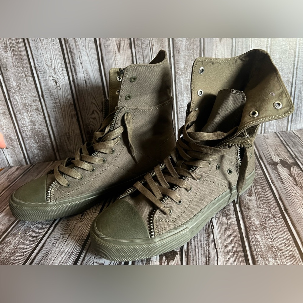 LEVI’S HIGH TOP GREEN SNEAKERS MENS SIZE 9 NEVER WORN